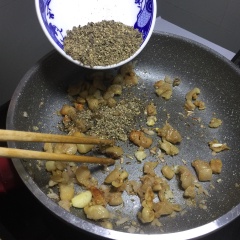 Trước đó mình cùng cối và giã tiêu sọ. Sau đó bắc chảo bỏ tóp mỡ lên phi thơm cùng tỏi hành và cho tiêu vào đảo nhẹ.
