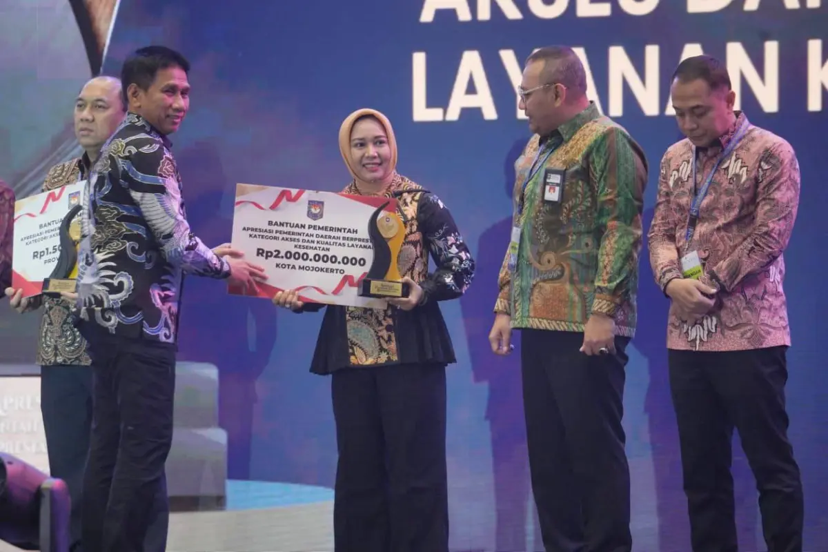 Wali Kota Mojokerto Ika Puspitasari menerima penghargaan peringkat pertama akses dan kualitas layanan kesehatan dari Kemendagri.