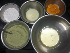 Cân chung nguyên liệu bột mì, bột bắp, bột matcha, bột nổi. Cân chung sữa tươi, dầu ăn, hương matcha lỏng, màu thực phẩm, đường cân riêng. Trứng tách lòng đỏ trắng để riêng.