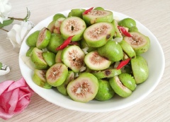 Cho món ăn ra đĩa và dùng với cơm nào. Hãy tự tay muối sung để cả nhà thưởng thức nhé!