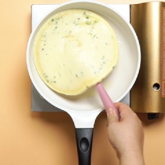 Làm nóng chảo không dính, cho dầu ăn vào tráng đều chảo. Chờ dầu nóng, bạn đổ hỗn hợp bột bánh vào làm chín. Chờ khoảng 1 - 2 phút, dùng sạn đẩy bột bánh, thấy mặt bột dưới tróc lên dễ dàng thì lật bánh lại, rán chín mặt còn lại.