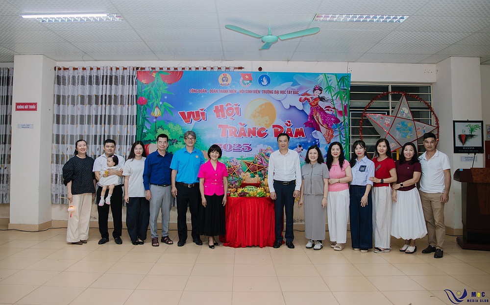 Tuổi trẻ Trường Đại học Tây Bắc tổ chức nhiều hoạt động trung thu ý nghĩa cho thiếu nhi