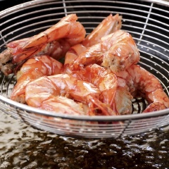 Tôm chiên ngập dầu khoảng 2 - 3 phút, vớt ra, thấm ráo dầu. Cho tôm vào sốt chua ngọt đã nấu, xào sơ 3 phút, rắc cần tàu lên trên mặt là hoàn thành.