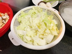 Miến ngâm nước cho nở mềm, rau cải thảo rửa sạch cắt khúc vừa ăn chừng 3cm, nấm mèo ngâm nở làm sạch rồi thái sợi, nấm rơm rửa sạch chẻ đôi vừa ăn, cà rốt rửa sạch thái sợi nhỏ vừa ăn. Gừng gọt vỏ rồi thái sợi.