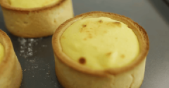 Bánh chín lấy ra khỏi lò và thưởng thức. Bánh có màu vàng đẹp mắt, thơm lừng hương sầu riêng và có vị dịu ngọt không gây ngán, ăn vào một lần là ghiền.