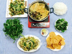 Cho nước lẩu ra nồi lẩu, đặt lên bếp từ hoặc bếp cồn. Thả phần nấm hương đã ngâm nở và vài miếng tàu hũ ky vào nồi nước dùng.