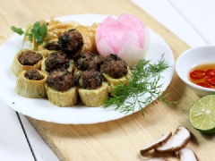 Dùng dao thái măng thành từng khoanh vừa ăn bày ra đĩa để thưởng thức. Trổ tài làm món măng nhồi thịt cầu kỳ cho mâm cỗ. Món ăn ngọt vị thịt nhưng lại có vị chua chua của măng hòa quyện với vị thơm của nấm và nấm mèo tạo cảm giác vừa cổ truyền lại vừa mới lạ.