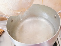 Ngâm nở hạt sen, táo đỏ, nấm, hoài sơn (củ mài) khoảng 45 phút. Đổ nước dừa vào nồi, cho thêm nước vào để có nước canh khoảng 2 tô lớn. Cho hạt sen và hoài sơn vào nấu trước. Nấm sau khi ngâm nở thì vắt cho thật ráo nước. Nấu khoảng 15 phút rồi cho táo đỏ và nấm vào nấu cùng.