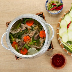 Bao tử heo được hầm mềm, nhưng vẫn giữ được độ giòn sần sựt, nước lẩu ngọt dịu từ các loại rau củ ăn kèm, chút cay cay nhưng thơm đặc trưng từ tiêu xanh, chấm thêm chút nước mắm mặn làm món ăn càng thêm hấp dẫn hơn.