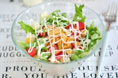 Thêm snack khoai tây vào là xong món salad mát lành này rồi. Khi ăn thì trộn đều lên là được.