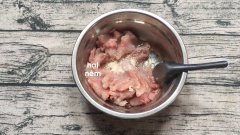 Nêm gia vị vào phần thịt cá thác lác.