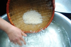 Làm sạch vịt, chà xát qua với rượu. Gạo vo sạch, để ráo nước, gừng cắt lát.