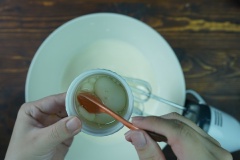 Để máy ở tốc độ thấp nhất, khuấy nhẹ, cho dầu ăn và sữa hoà vào nhau rồi từ từ đổ men theo thành âu. Đánh đều cho hỗn hợp làm bánh bông lan hoà quyện.