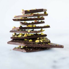 Khoảng 25-30 phút sau, trong điều kiện mát mẻ, chocolate sẽ đông lại, bạn có thể dùng dao cắt nhỏ hoặc đập vỡ ra, cho vào lọ thủy tinh bảo quản trong ngăn mát tủ lạnh 1 tháng.