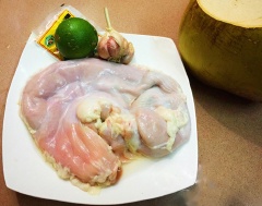 Bao tử heo rửa sạch bên trong và ngoài. Dùng muối hạt và chanh bóp thật kỹ, dùng dao cạo sạch nhớt, sau đó rửa lại bằng nước lạnh cho sạch, để ráo.