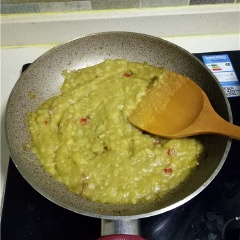 Đun nóng 2 muỗng canh dầu ăn, cho nửa chỗ ớt vào đảo đều cho dậy mùi. Thêm vào nước tương, bột cà ri, muối và đường, khuấy đều cho tan gia vị. Cuối cùng cho khoai tây nghiền vào đảo đều ít phút thì tắt bếp.