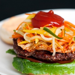 Xem hamburger tự làm hấp dẫn chưa nè! Bánh mang đậm hương vị của Hàn Quốc nhé. Nếu thích thì các bạn kẹp thêm một ít thịt xông khói nướng cũng ngon lắm đó!