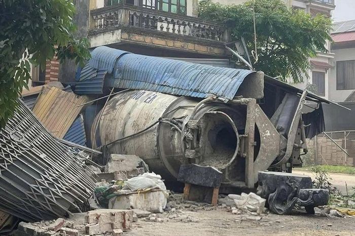 Bản tin TNGT 28/4: Xe bồn va chạm ô tô đầu kéo tại Thái Nguyên, hai người thương vong - Báo Xây Dựng