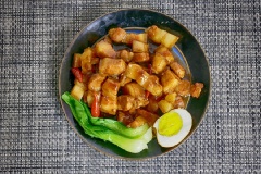 Thịt ba chỉ kho mặn ngọt với những miếng thịt ba chỉ hình con cờ kho chín mềm béo, ngâm đều gia vị mặn ngọt đậm đà rất đưa cơm. Đặc biệt trông màu sắc thịt sáng bóng, ngon miệng.