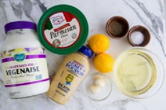 Cho 2 muỗng sốt mayonnaise, 2 muỗng mù tạt vàng, 2 tép tỏi đã lột vỏ, 40ml nước cốt chanh, 1/2 muỗng muối, 1/2 muỗng tiêu vào máy xay. Bật máy xay thật nhuyễn mịn hỗn hợp.Trong lúc đang xay sốt thì chế từ từ dầu olive vào và tiếp tục xay đến khi thành hỗn hợp sệt và mịn. Cuối cùng cho phô mai Parmesan rồi trộn 5 - 6 lần là xong rồi đó. Cho sốt vào lọ và dùng dần.