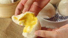 Thêm một lựa chọn nữa cho nhân bánh bao thay cho nhân thịt bình thường. Bánh bao kim sa có phần vỏ bánh mềm ngon thơm mùi sữa, hòa quyện cùng sốt trứng muối béo ngậy và có chút mặn đặc trưng, phần nhân chảy ra màu vàng óng ánh đẹp mắt rất hấp dẫn.