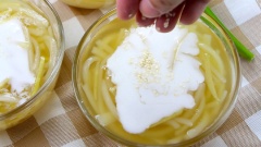Khi ăn múc chè bánh canh ra chén, rưới nước cốt dừa lên trên, rắc thêm một ít mè là có thể dùng được rồi. Món chè này ăn nóng hay ăn lạnh đều ngon.