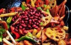 Rồi cho ớt khô, nước tương, bột ngọt, tương ớt vào cùng. Cuối cùng, cho cá viên, đậu phộng, củ sen vào tôm đảo cùng. Nhớ cho thêm chút nước.