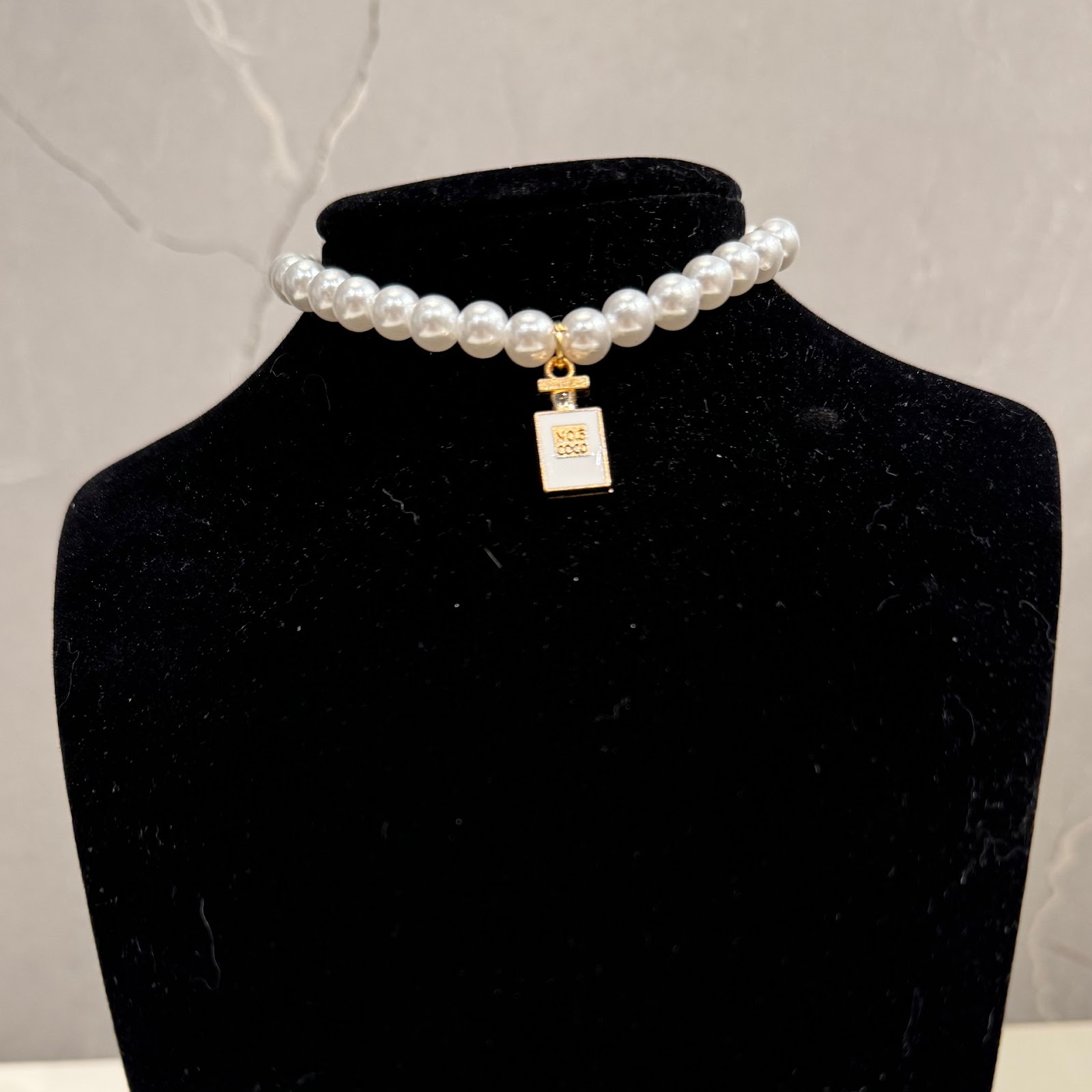 Metallhalsband mit Perlen und geometrischem Design