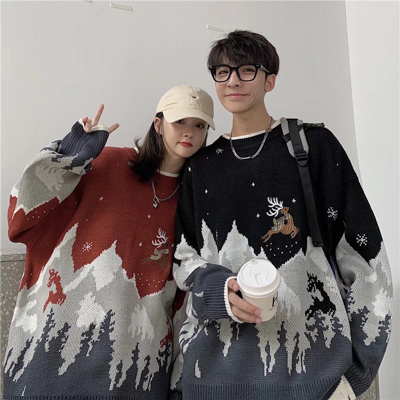 Lined knit sweater with a Christmas motif