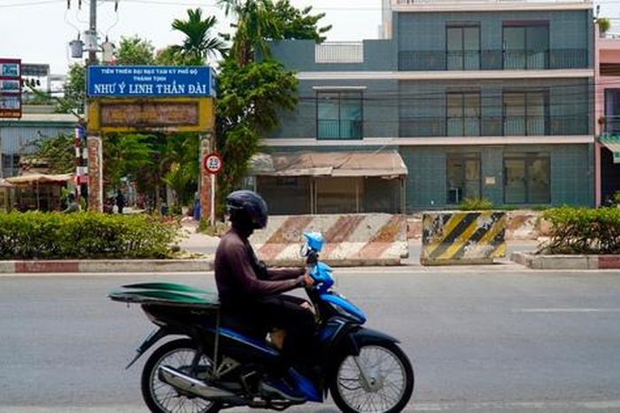 Hình ảnh đóng dải phân cách gần trạm thu phí Lái Thiêu, giao thông dần ổn định - Báo Người Lao Động