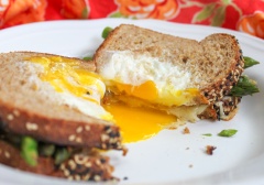 Nhanh chóng xếp lát bánh mì trứng lên lát bánh mì phô mai măng tây và thưởng thức cho nóng nào. Tùy vào sở thích mà bạn có thể chiên trứng chín hay không chín nha. Khi ăn rắc thêm chút tiêu và muối sẽ đậm đà hơn đó.