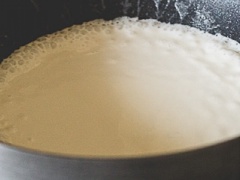 Cho 100ml nước cốt dừa vào nồi, đun sôi với lửa vừa. Cho 2 muỗng canh bột cà ri vào rồi hạ lửa nhỏ. Đến khi có mùi thơm và nước cốt dừa đắt đầu tiết ra dầu, để sôi khoảng 3-5 phút nữa rồi cho nốt phần nước cốt dừa còn lại và 500ml nước dùng rau củ hầm vào đun sôi. Hạ lửa và cho khoai lang cắt nhỏ vào, đun khoảng 15 phút cho khoai chín mềm.