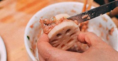 Nhồi thịt vào giữa miếng củ sen.