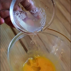 Cách làm sốt mayonnaise: Thêm dầu ăn vào hỗn hợp lòng đỏ trứng, bước này rất quan trọng nha. Múc từng muỗng dầu ăn cho vào tô lòng đỏ rồi đánh đều lên, mỗi lần thêm dầu là bạn đánh cho hỗn hợp hòa quyện đều với dầu rồi mới cho dầu vào tiếp nha, làm như vậy đến khi hết dầu ăn. Chế hỗn hợp giấm chanh ở bước 1 vào tô lòng đỏ trứng và đánh đều tay (có thể dùng máy đánh trứng để dễ làm hơn).