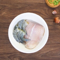 200gr tôm sú (lột vỏ) và 200gr phi lê cá ba sa rửa sạch, thấm khô rồi cho vào ngăn đá tủ lạnh 30 phút. Qua 30 phút lấy ra cho tôm, cá vào máy xay nhuyễn.