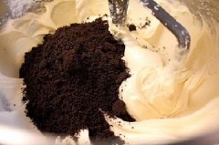 Trong lúc chờ bánh chín, cho 250g phô mai, 100g bơ, 170g đường, 1/2 muỗng cà phê vani và vụn vỏ bánh oreo (khoảng 5 cái) vào máy xay.Tiếp theo, cho hỗn hợp này vào tủ lạnh.