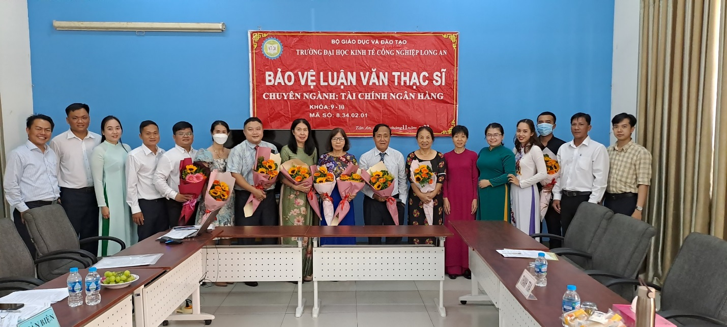 Hội đồng chụp ảnh lưu niệm cùng học viên