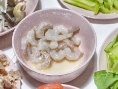 Bóc sạch vỏ tôm, bỏ chỉ đen, rửa sạch rồi cho vào chén, trộn đều với 1 muỗng cà phê rượu nấu ăn, 1 muỗng cà phê bột bắp. Gọt bỏ vỏ của rau diếp ngồng, thái thành những que ngắn và nhỏ, rửa sạch, để ráo nước.
