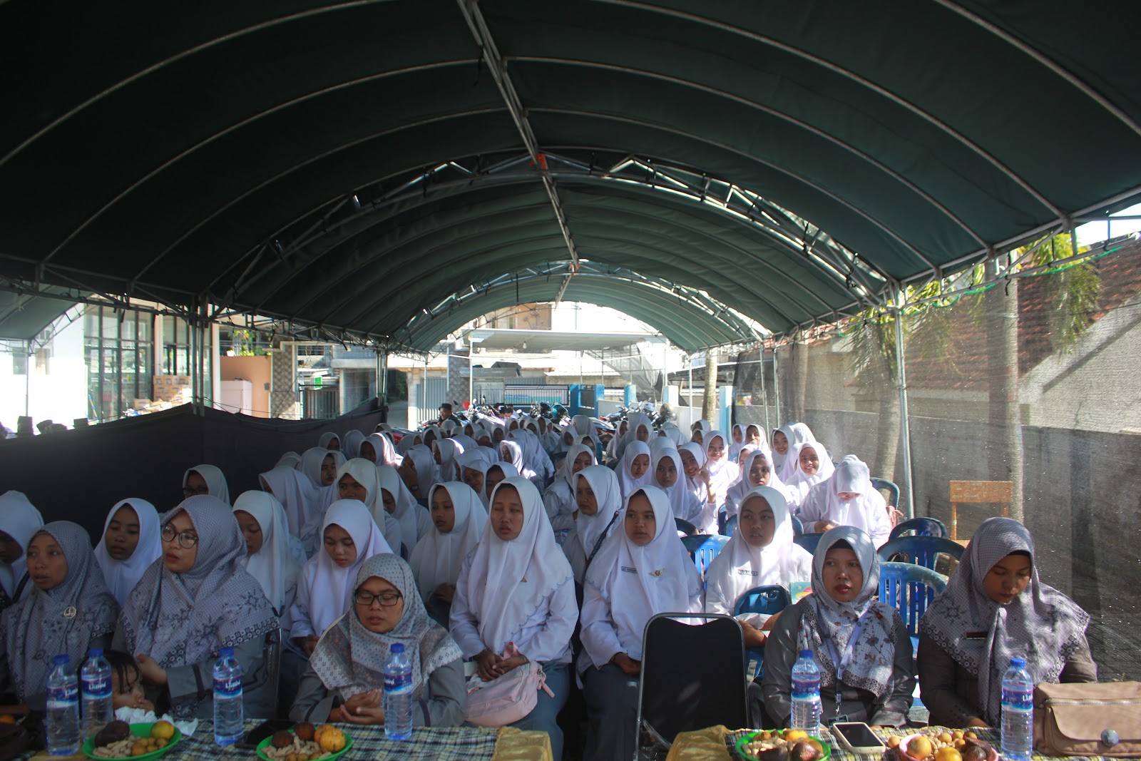 Ibu Guru dan Siswi Menyimak Materi