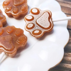Những que kẹo mạch nha hương lê đường phèn ngọt lịm, thơm thoảng hương lê rất ngon miệng. Chắc chắn các bé nhà bạn sẽ cảm thấy thích thú với việc nhâm nhi món kẹo ngậm này trong những ngày đầu năm nhé!