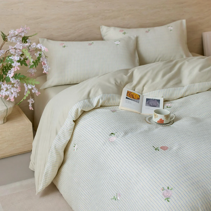 Cotton bedding set with jacquard embroidery