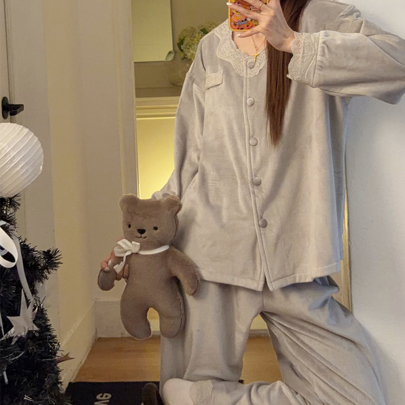 Ladies' house suit made of island fleece with lapel collar
