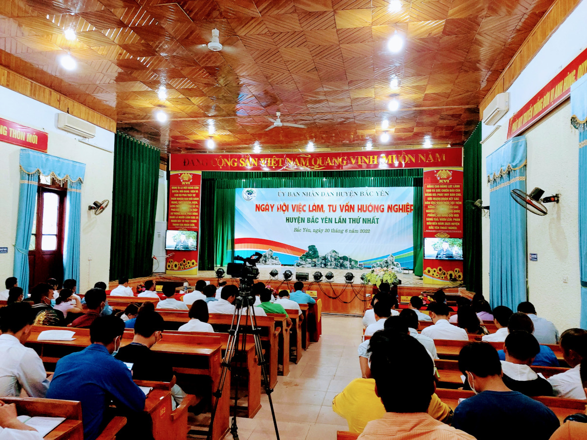 Trường Đại học Tây Bắc tham dự Ngày hội việc làm, tư vấn hướng nghiệp huyện Bắc Yên lần thứ nhất, năm 2022