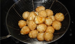 Làm nóng dầu ăn trong chảo, cho trứng cút vào chiên. Chiên đến khi trứng cút vàng đều thì vớt ra, để ráo dầu.