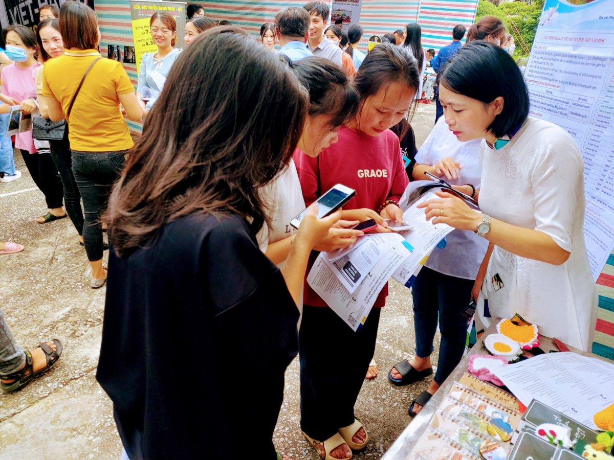 Trường Đại học Tây Bắc tham dự Ngày hội việc làm, tư vấn hướng nghiệp huyện Bắc Yên lần thứ nhất, năm 2022