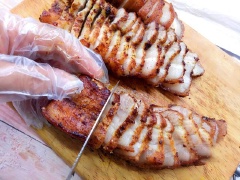 Hành tím, tỏi lột vỏ, băm nhuyễn và trộn với 1 gói bột ngũ vị hương, rượu trắng. Sau đó chà xát phần gia vị này lên đều khắp mặt thịt, để khoảng 1 tiếng cho thấm. Đun nóng chảo với thật nhiều dầu ăn, cho thịt vào chiên, thỉnh thoảng trở mặt thịt để được chín vàng giòn hơn. Khi thit đã chín thì gắp ra dĩa cho ráo dầu, đợi nguội một chút rồi xắt lát mỏng. Xếp thit ra dĩa, có thể ăn cùng cơm nóng hoặc cuốn bánh tráng nha.