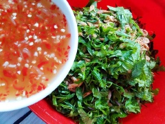 Pha mắm trộn nộm: 2 muỗng canh nước cốt chanh, 2 muỗng canh đường, 3 muỗng canh nước, 1 muỗng cà phê bột canh cùng tỏi, ớt băm nhỏ. Cho rau muống đã vắt khô vào âu sạch, thêm tép rang chín cùng 1/2 chỗ rau thơm rồi từ từ cho phầm mắm trộn vào trộn đều. Rắc thêm lạc rang cùng phần rau thơm còn lại trộn lại lần nữa cho đều.