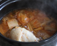 Canh kim chi hầm được 40 phút thì cho hạt nêm và đường vào nêm vừa ăn. Chuẩn bị mì ra tô để cho nước lèo vào dùng. Bạn nhớ là chỉ trụng mì khi ăn nhé. Trụng trước mì sẽ bở và khô.
