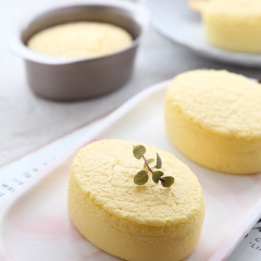 Cho bánh phô mai xốp mềm ra khỏi lò nướng, đợi bánh nguội bớt là có thể lấy ra khỏi khuôn bánh, bày trí đẹp mắt là có thể mời cả nhà nhâm nhi dùng thử rồi nhé.