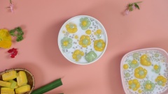 Thành phẩm: Viên chè hình trái bí trông rất bắt mắt, dẻo dẻo bùi bùi phần bột bí quyện nước chè ngọt dịu, béo thơm nhờ nước cốt dừa, thêm chút đậu phộng rang giòn. Với công thức này bạn có thể thưởng thức ngay hoặc làm lạnh trong tủ mát.